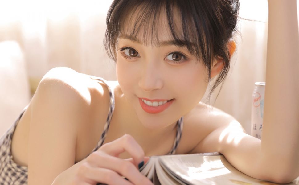 网友热议：武汉小杨哥新女主小爱合集走红，颜值身材双双在线，场景从天台到KTV玩得开