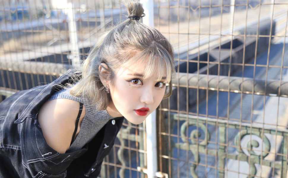 大一女生郑可洁清纯外表下藏狂野？与黄毛酒店激战视频疯传，舌技加身引爆床战