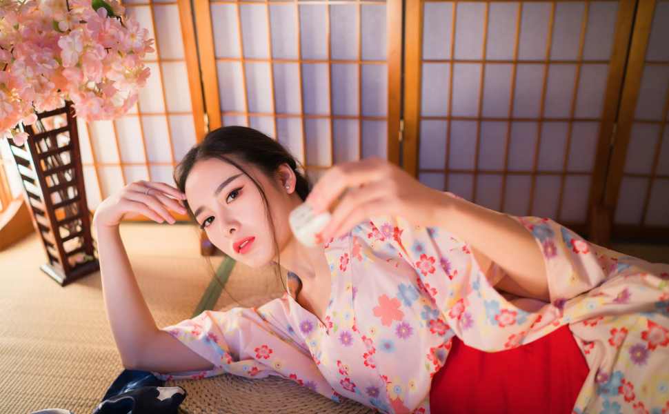 幼齿白虎自拍流出？陈永佳圆珠笔插穴视频疯传，清纯面孔下狂野反差引爆眼球！