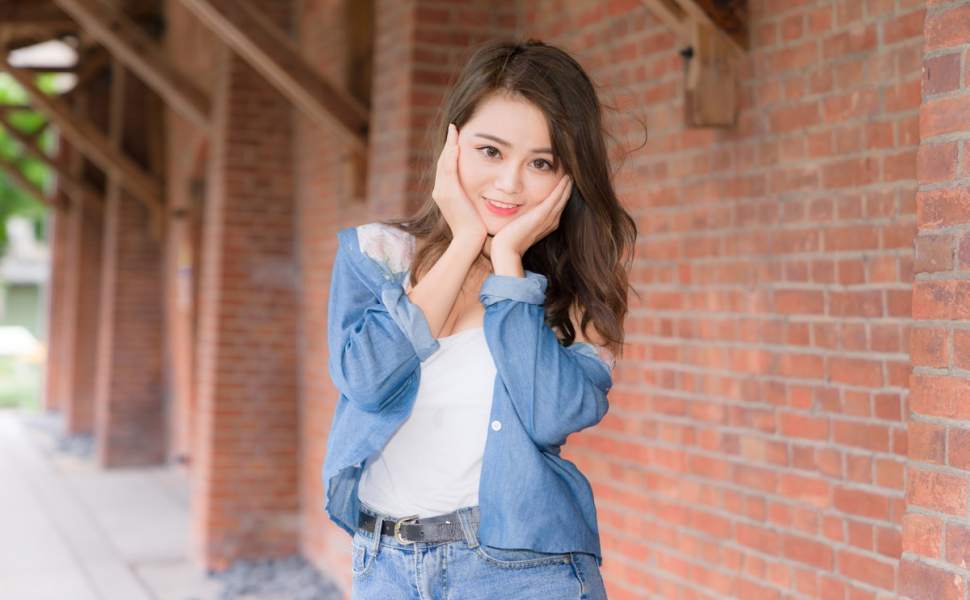 揭秘南京眼镜诈骗女王朱长银！用粉嫩资本和深喉绝技搞定大领导，资源金钱全收割，诈骗界太黑暗！
