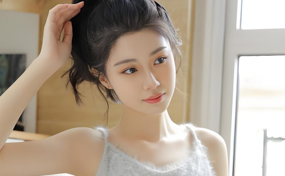 路边惊现大胸妹子，大爷淡定当众“手艺活”，网友直呼：这心理素质绝了！
